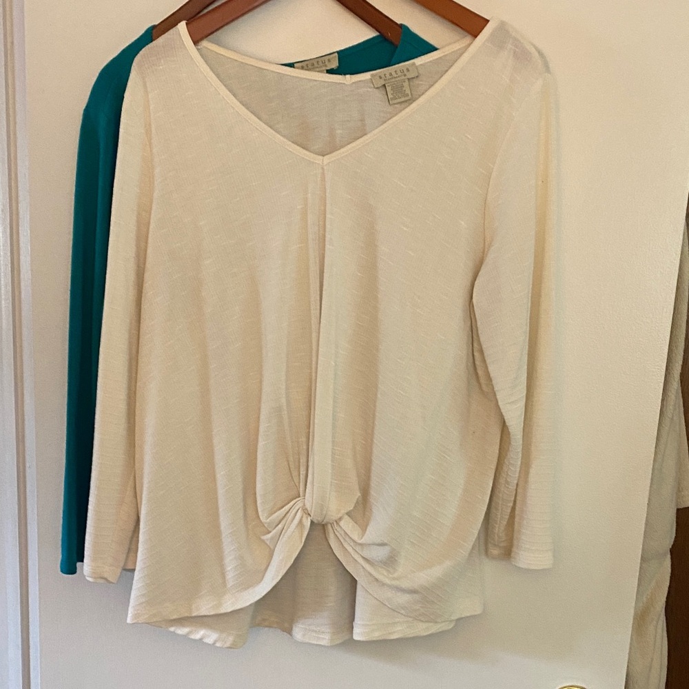 Cream & Green/Teal Twist-Front Long Sleeve V-Neck Top. 2 for the price of one 💚🤍